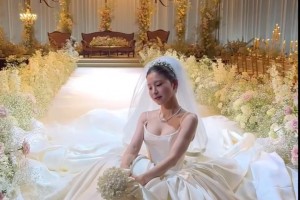 小脸蛋好身材！堂安律老婆穿上婚纱后看着真的太美了😍