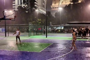 那些人是躲雨的还是来看球的？