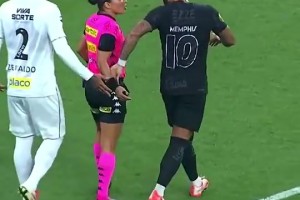 真不避讳！德佩直接上手搂着女裁判，手被甩开后还臭脸了🫠