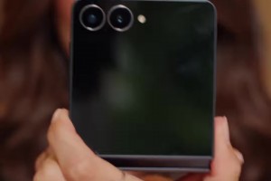 排面！约克雷斯前女友为三星折叠屏手机打广告