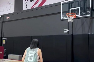 这球走没走步，这位女博主自己都不知道...