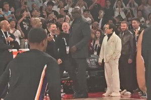 世界级同框！成龙、贝克汉姆、姚明、奥尼尔一同现身中国赛现场！