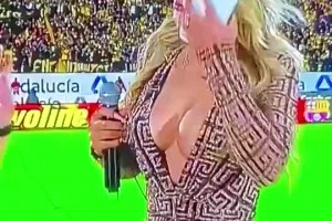 玷污足球！厄瓜多尔女主持人穿着暴露遭批😡