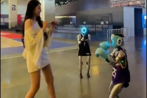 美女主播小太阳跟太阳队的机器人打起拳击了😂