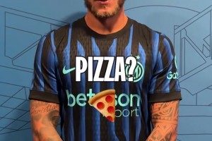 赣超奇葩一幕：防守球员圆规式护球被判点，痛苦捶地卧草😐