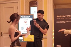 曹岩拿着礼物给美女网红聂小雨送礼并拍照 网友身边大喊“曹贼”