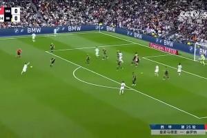 身材比真好！韩国演员朴圣光和妻子来现场看林加德比赛😍