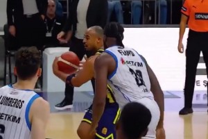 这球可以吹一辈子！门将远射中横梁，弹回来接着凌空远射🐮