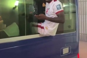 条件有限！佛得角球员们挤在一辆中巴车里庆祝晋级世界杯😂