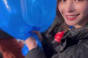 日本知名女星现场为日本队加油助威，这是哪位有人认识嘛😍