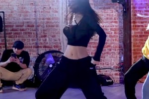 周玲安在洛杉矶舞房练舞😍这身材和舞技都不赖啊😍