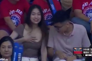 这样的导播必须加鸡腿！很善于发现看台上的美女球迷😍