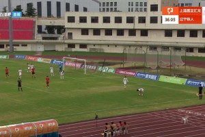 两年前拜仁球员赛后围在一起看多特比赛结果，随后庆祝冠军🫠