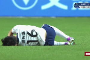 如此苏超怎能不爱！无锡队球员一路猛抢，最后被爆头赢得球权👍