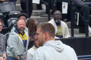 网传阿莫林告别葡体时的讲话视频，更衣室多人落泪