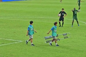 被恩加德乌投诉😂！网友：深圳四位担架球童阅读比赛能力真强