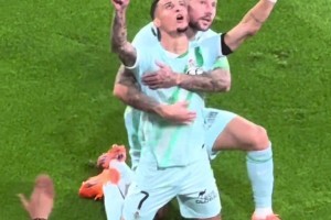 敢袭击圆神😡！安东尼庆祝时遭球迷扔水瓶