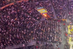 还惦记着这事🤣湖人揭幕战，全场球迷高喊：谢谢独行侠GM尼科