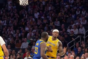 暴脾气！范德彪失误后与追梦互相推搡险引冲突💥前者吃到技犯