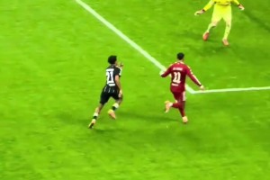 空门不传😨萨拉赫无视空门的维尔茨小角度打门，维尔茨气得跳脚