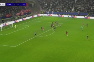 该传啊！萨拉赫无视空门的维尔茨打门被扑，维尔茨气的跳了起来