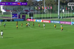 可惜了！周欣怡点球击中立柱弹出