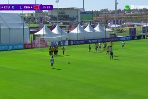 十分角！曾屹婕连场任意球破门，U17中国女足2-0厄瓜多尔😱