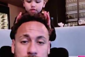 女儿奴！内马尔的带娃日常：女儿说内马尔头上有虱子！