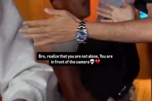 小孩哥火气大😂！亚马尔直播中抱起女友晃动，被女友打脸