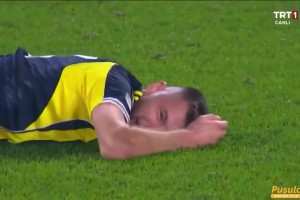 什克里尼亚尔这拙劣的演技，都倒在地上了还在偷看🤣