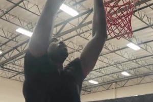 小乔丹先轻碰篮板找手感，下一秒直接暴扣