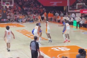 也在争状元！卡姆-布泽尔对阵田纳西单场拿下24分23篮板！