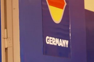 挚友！名场面：美国队被淘汰，里夫斯去德国更衣室恭喜施罗德！