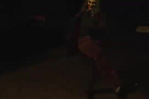 转头迎惊喜！德国女足球员放松腿部，结果把脚放到了队友旁边！