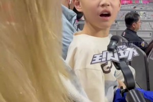 周鹏妻子带儿子到场观赛：“儿子说不定是来看赵睿的”...